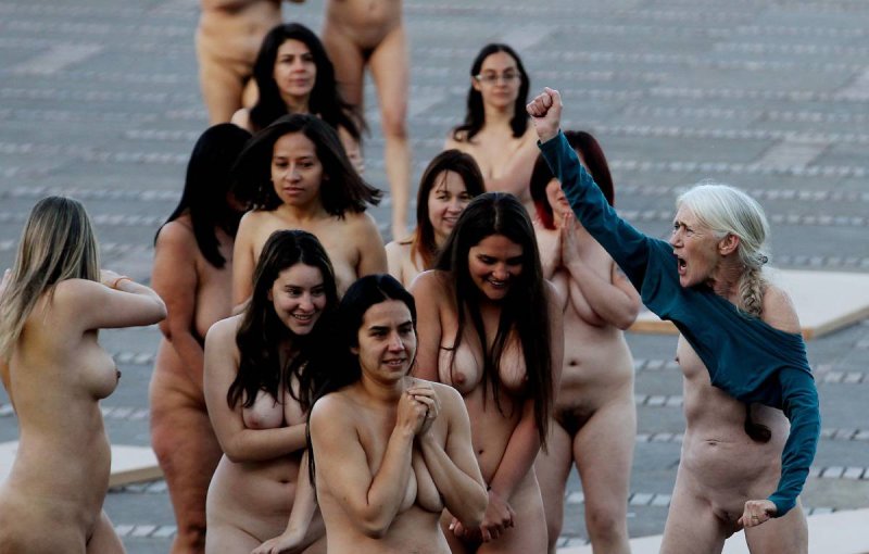 Spencer tunick naked people на съемках