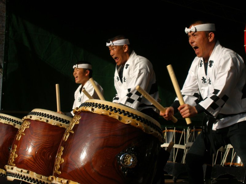 Кодо японские барабанщики