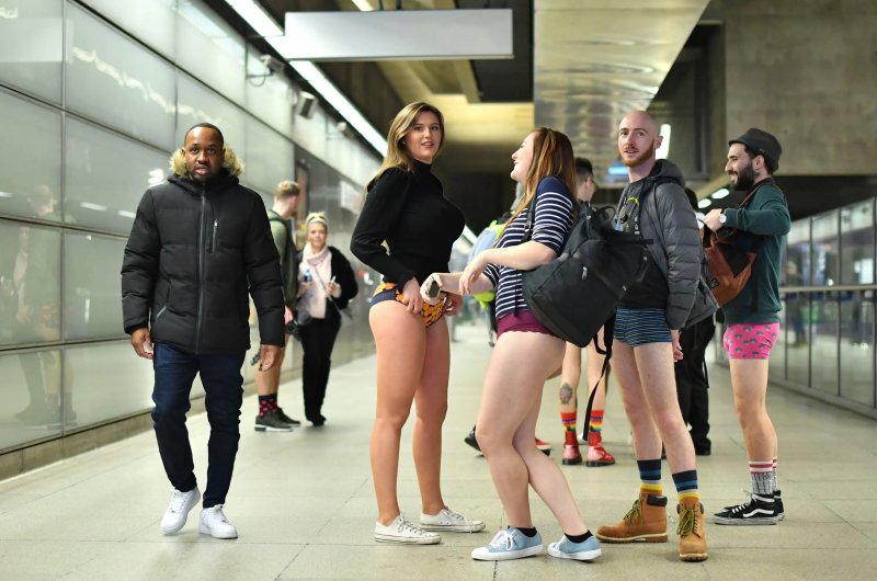 No pants subway ride москва