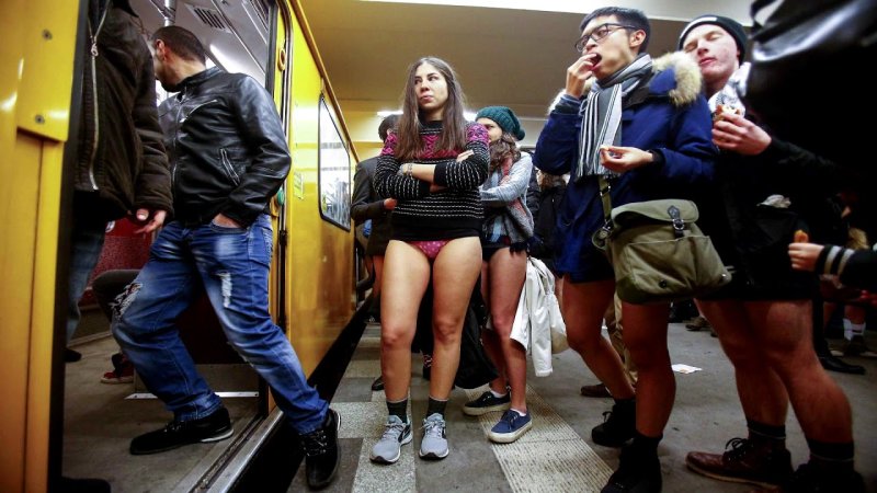 No pants subway ride москва